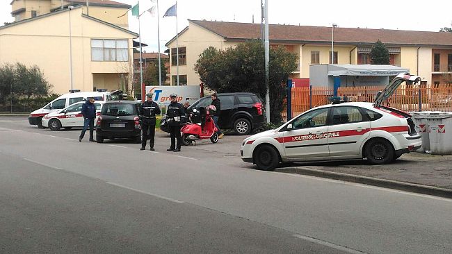 Turisti nel mirino dei borseggiatori: derubato ferma il ladro