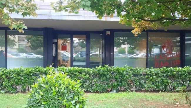 Nuove scritte offensive alla sedi Cgil, stavolta a Scandicci