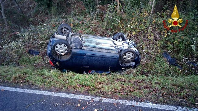 Terribile incidente a Scandicci: si ribalta auto con madre e bambino