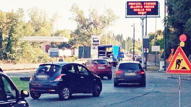 Lavori di giorno in via Senese, traffico in tilt al Galluzzo