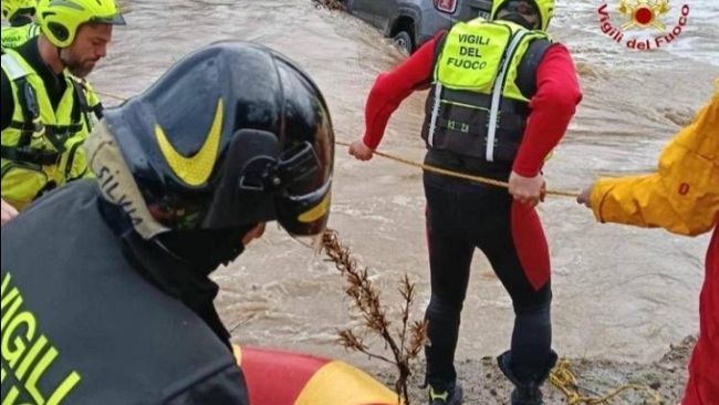 Maltempo in Toscana, salvate due persone intrappolate in macchina 