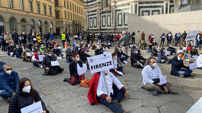 Baristi, chef, pasticceri, pizzaioli: rabbia silenziosa in piazza Duomo