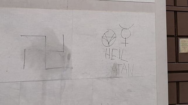 Firenze, svastica e simboli satanici sulla facciata di una chiesa
