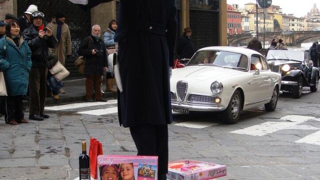 Firenze: sfilata di auto d'epoca con la Befana