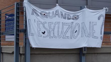 Champion, lavoratori in sciopero davanti ai cancelli