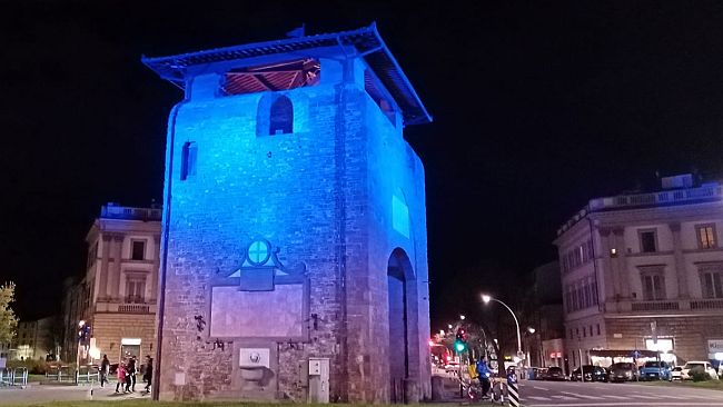 Giornata Autismo: Porta alla Croce blu, la foto