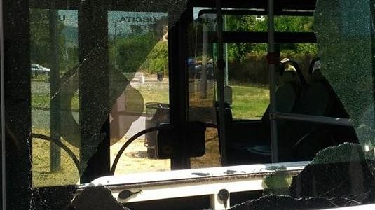 Autobus colpito in via Baracca, esposto su commento Social