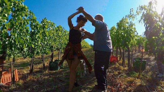 Tornano calcetto, ballo di coppia (ma solo tra congiunti) e giornali nei bar