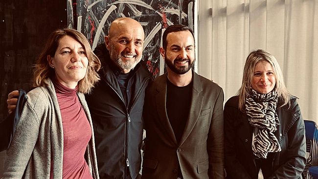 Spalletti dona sei computer a una scuola di Certaldo