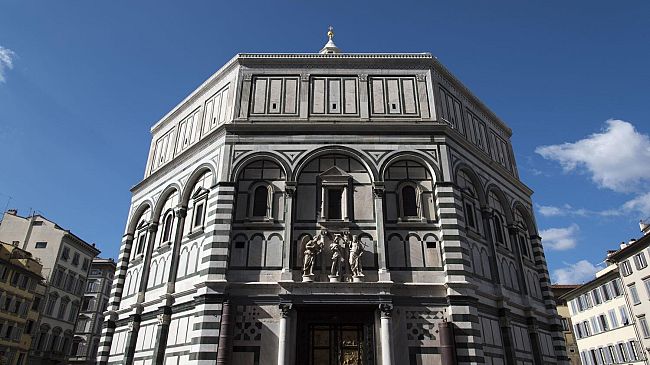 Legano la valigia alla recinzione del Battistero, turisti denunciati