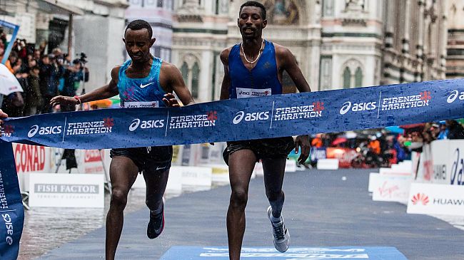 Firenze Marathon 2017, arrivo in volata tra pioggia e freddo