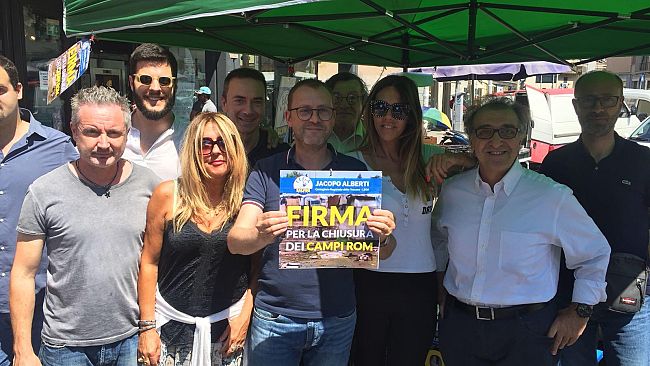 La Lega raccoglie le firme per chiudere i campi rom