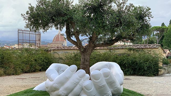 Le mani di Quinn esposte nel giardino di Boboli