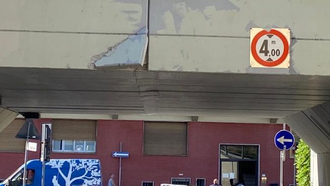 Autocarro danneggia sottopasso ferroviario: le foto