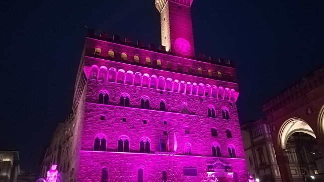 Palazzo Vecchio in rosa per la LILT: le foto