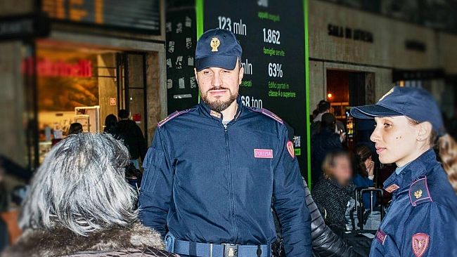 La Polizia ferma 17enne con una pistola e la refurtiva di una truffa