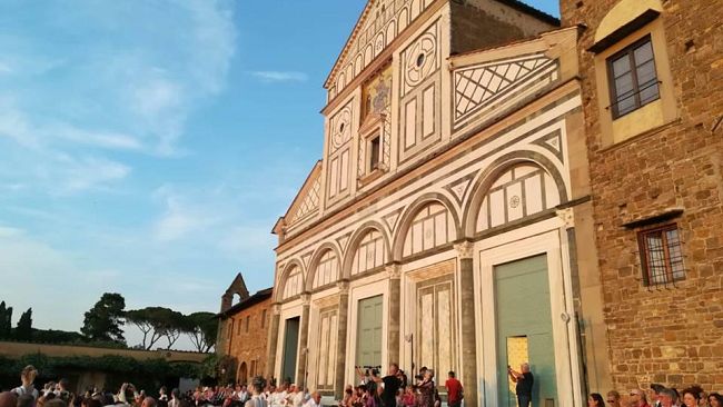 S. Miniato al Monte: facciata tinta d'oro per stare vicini ai giovani malati