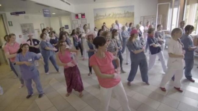 Santa Maria Annunziata: la danza rosa nel reparto di oncologia 
