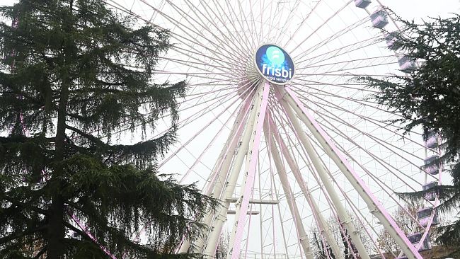 La ruota panoramica ha iniziato a girare