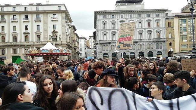 Block Friday contro Black Friday nel centro di Firenze