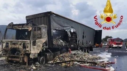 Camion in fiamme, mattinata da incubo in Autosole