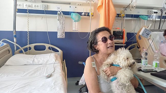 Il barboncino Biro con la padrona durante la riabilitazione