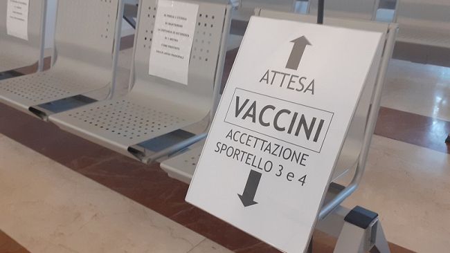 Vaccino anti Covid: sospesa la modifica di prenotazione