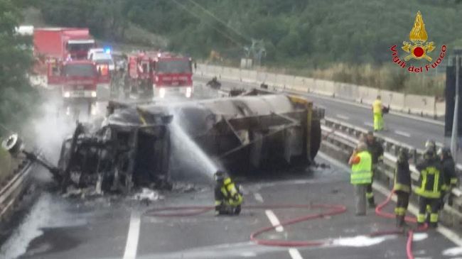 Cisterna ribaltata in A1: autostrada bloccata e nucleo batteriologico