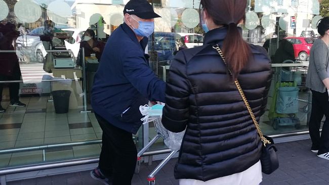 Coronavirus: supermercati e farmacie danno accesso privilegiato agli anziani?