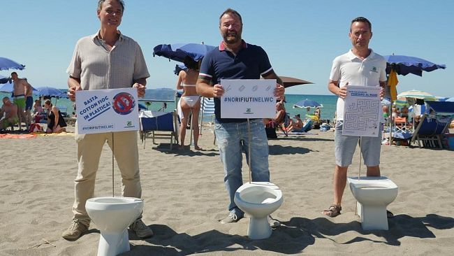 Flash mob di Legambiente sulla spiaggia di Capalbio: No rifiuti nel WC