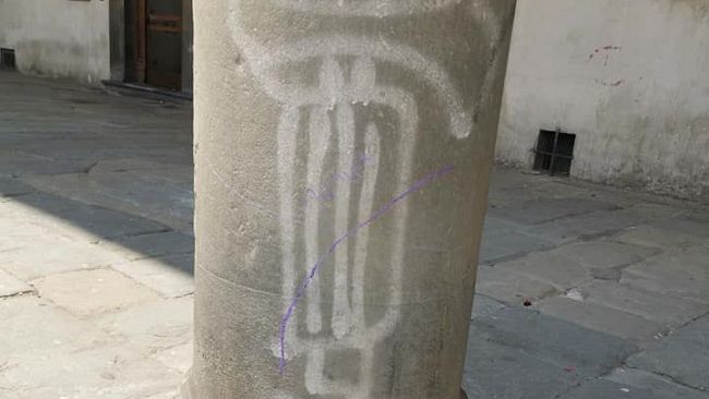 Fascio littorio dipinto in piazza SS. Annunziata