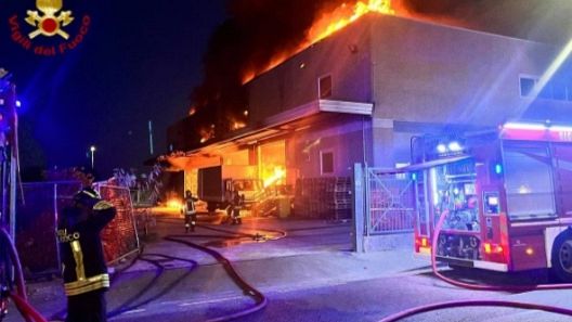 Incendio stanotte a Prato in un capannone logistico 