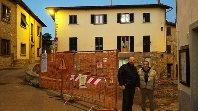 San Donato in Poggio: lastricato in pietra e fioriere luminose