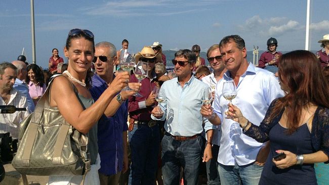Toscana Arcobaleno 2013: a cavallo il primo brindisi stamani a Marina di Carrara