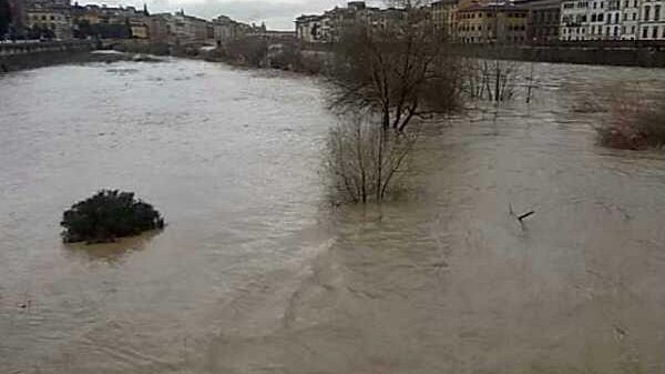 Le piogge innalzano i livelli di Arno, Sieve, Ombrone e Bisenzio