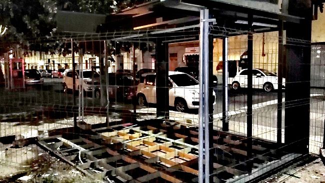 Galluzzo: l'edicola che viene smontata ora sembra uno scheletro