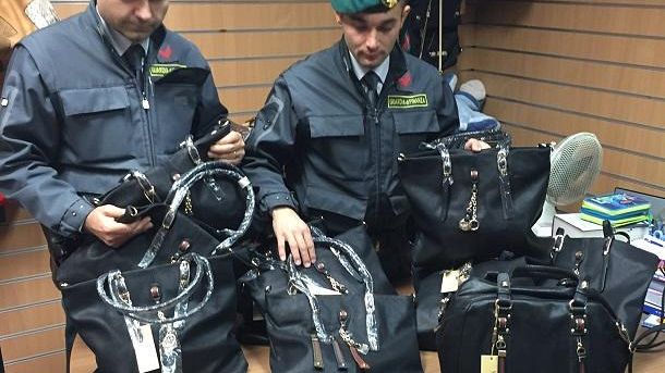 Capannoni alveare, sequestro merce contraffatta a marchio Gucci