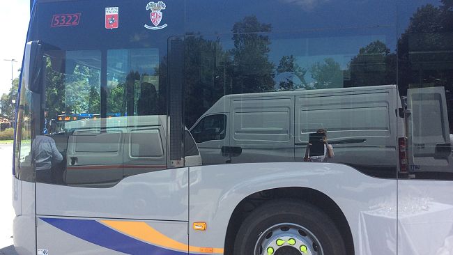 Ladro sul Bus, un passeggero scende e ferma una volante della Polizia Municipale