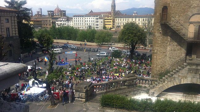 Rissa in pieno giorno, per una banconota falsa