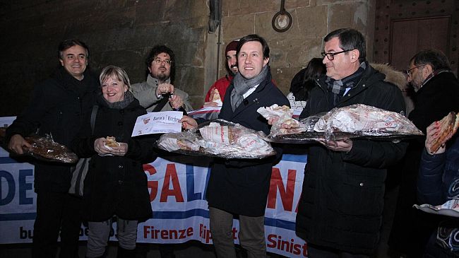 La cena dè piatti vuoti: Nardella porta in piazza schiacciata e vino