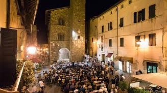 Montalcino, tra vino e piatti tipici sfida all'ultima forchettata