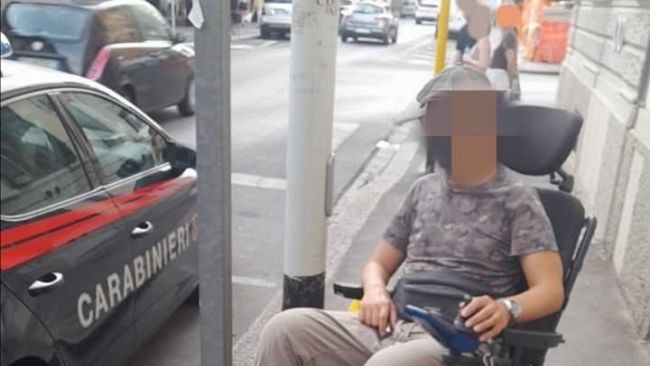 Vile aggressione a Firenze: uomo in carrozzina derubato della collana 
