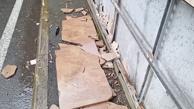 Sottopasso Strozzi: sempre mattonelle rotte nei rivestimenti laterali