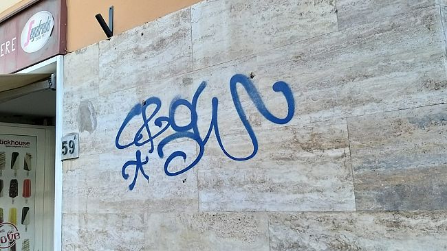 Scritte sui muri, saranno visionate le telecamere