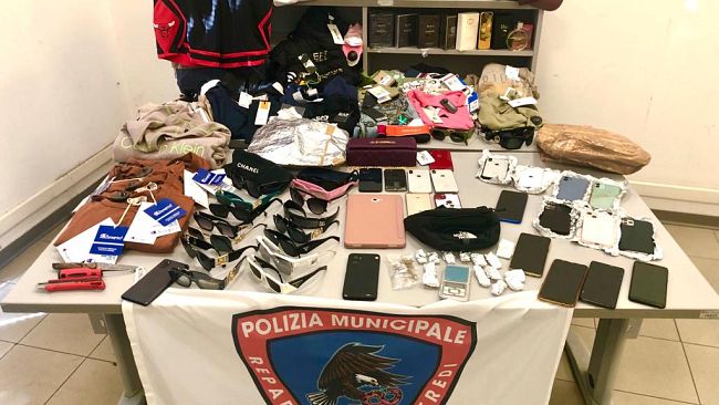 Immortalati mentre utilizzavano carte di credito rubate