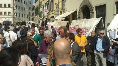 San Lorenzo, le bancarelle vincono e tornano in piazza 