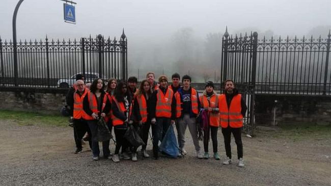 Camminpulendo e panchine rosse con gli Angeli del Bello