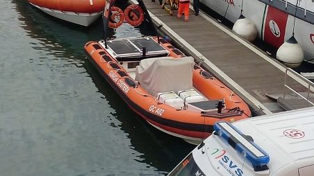 Affonda peschereccio a Marina di Pisa, salvi i 2 pescatori