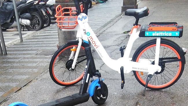Sharing mobility, multe a chi parcheggia male monopattini e bici