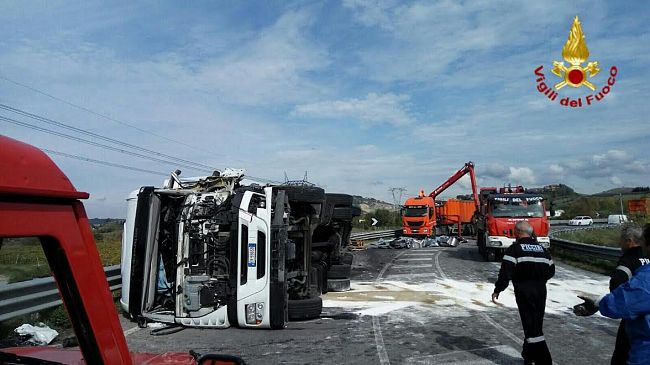 Incidente, mezzo pesante si ribalta a Certaldo
